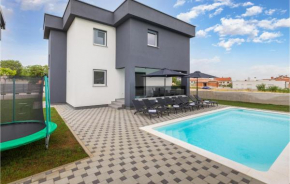 Beautiful home in Vodnjan with Outdoor swimming pool, WiFi and 5 Bedrooms